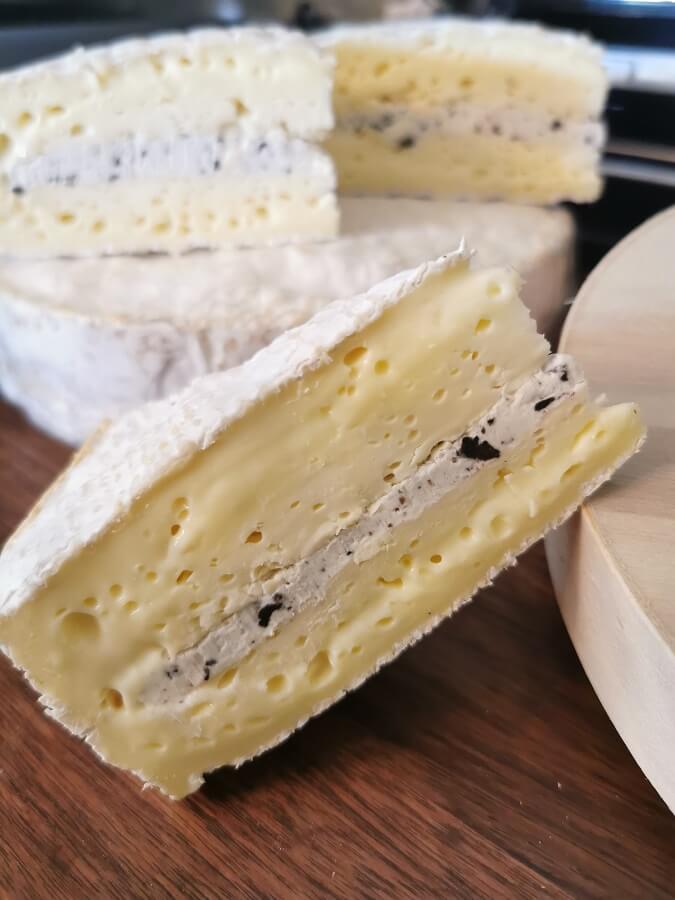 Brie de normandie aux truffes ( environ 200g)